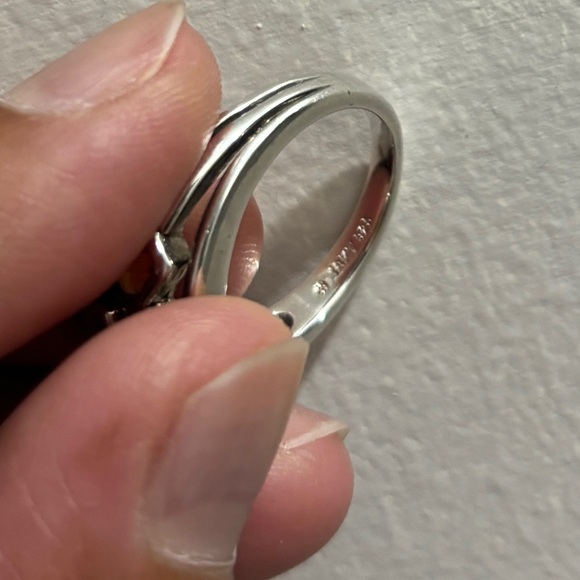 18k 925 Ring with 3 stones size 6.5-7 I think. It’s too big for me. I am 5.5 - Picture 2 of 4